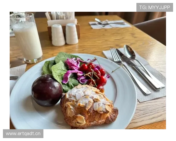 泰森·富里又发早餐照，桌上进口鱼子酱堆成小山，我的外卖还在路上