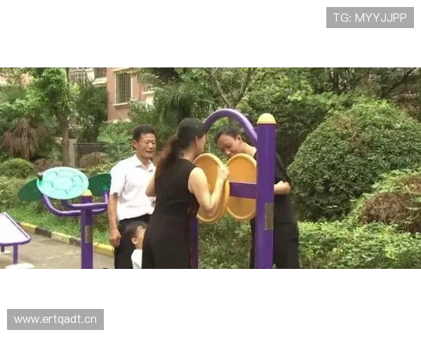 肖若腾提着一堆名牌出小区,邻居阿姨们的眼神直接变了 肖若腾提着一堆名牌出小区,邻居阿姨们的眼神直接变了